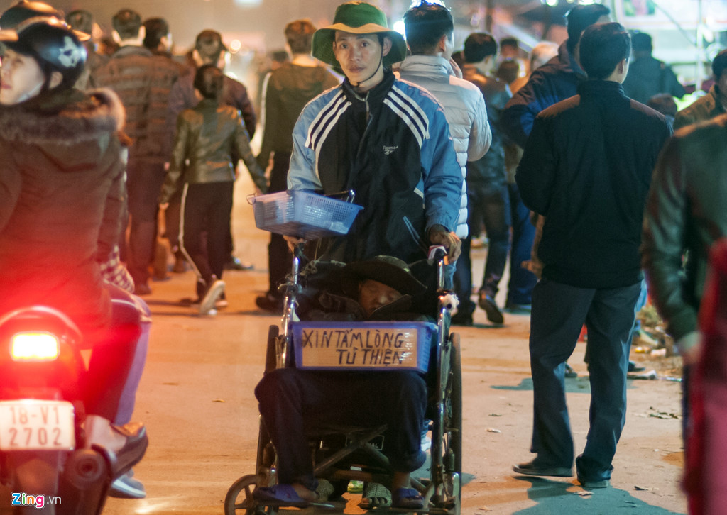 Người ăn xin vây kín đền Trần đêm khai ấn